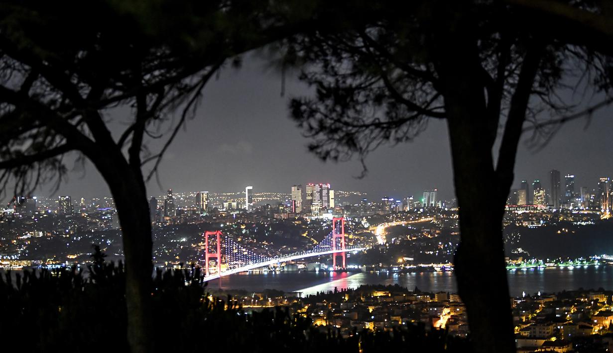 Foto Pemandangan Menawan Jembatan Bosphorus Di Malam Hari