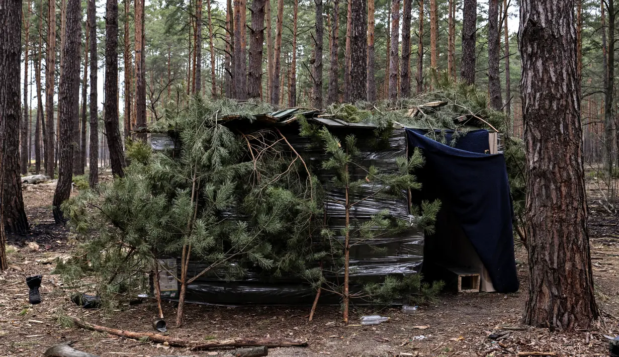 Sebuah tempat perlindungan digambarkan di base camp Rusia yang kosong di dekat Buda-Babynetska, utara Kiev, pada 5 April 2022, beberapa hari setelah pasukan Rusia mundur. (RONALDO SCHEMIDT / AFP)