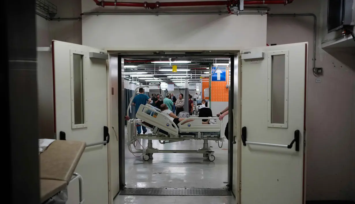 Staf medis memindahkan pasien ke fasilitas bawah tanah yang dilindungi setelah serangan rudal Iran, di Rumah Sakit Ichilov, Tel Aviv, Israel, Senin 8 Juni 2026. (AP Photo/Ohad Zwigenberg)