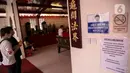 Warga bersembahyang di Vihara Dharma Bakti yang baru di kawasan Glodok, Jakarta, (1/2/2021). Warga keturunan Tionghoa tetap dapat berdoa di waktu-waktu yang telah ditentukan dan akan dibatasi jumlah pengunjungya. (Liputan6.com/Faizal Fanani)