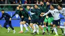 Para pemain Italia merayakan kemenangan atas Armenia pada laga Kualifikasi Piala Eropa 2020 di Stadion Renzo Barbera, Palermo, Senin (18/11). Italia menang 9-1 atas Armenia. (AFP/Andreas Solaro)