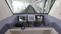 Tampilan ruang kontrol kereta tanpa awak Skytrain saat berada di jalur lintasan di Bandara Soekarno-Hatta, Tangerang, Selasa (15/8). (Liputan6.com/Helmi Afandi)