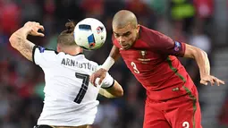 Bek Portugal, Pepe, berebut bola dengan pemain Austria, Marko Arnautovic, pada laga kedua Grup F Piala Eropa 2016 di Parc des Princes, Minggu (19/6/2016) dini hari WIB. (AFP/Francisco Leong)