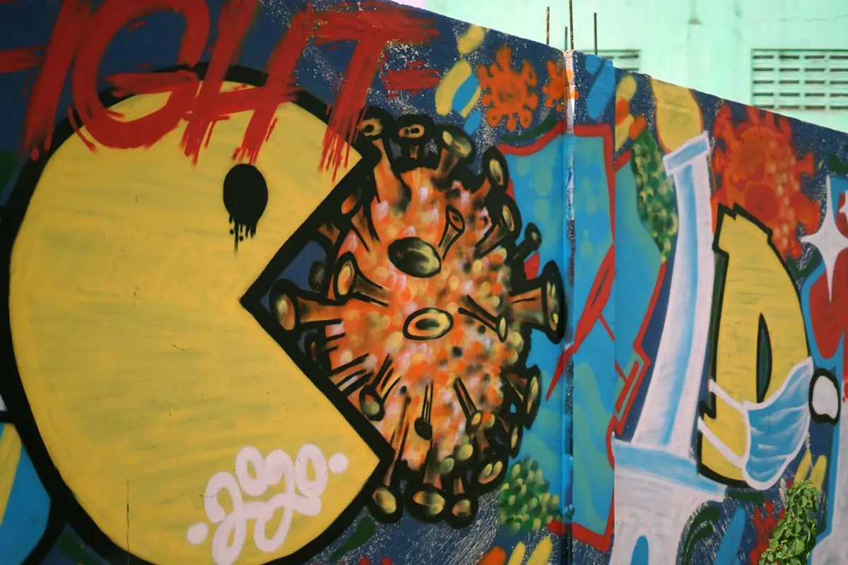 FOTO: Mural Bertema Pandemi COVID-19 Hiasi Tembok di Sunter