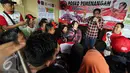 Djarot Saiful Hidayat memaparkan program kerjanya saat melakukan blusukan di Cengkareng Timur, Jakarta Barat, Rabu (18/1). Dalam kesempatan tersebut, banyak warga yang antusias bertemu dengannya. (Liputan6.com)