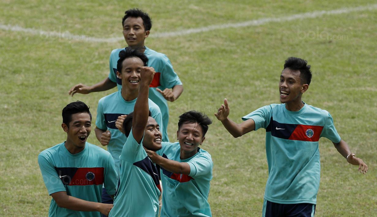 Pemain Universitas Negeri Malang (UM) melakukan selebrasi usai mencetak gol ke gawang STIE Indocakti pada laga semifinal Torabika Campus Cup 2017 di Stadion UM, Malang, Kamis, (02/11/2017). UM menang 2-0 atas STIE Indocakti. (Bola.com/M Iqbal Ichsan)