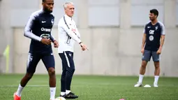 Pelatih Prancis, Didier Deschamps (tengah) melihat para pemainnya berlatih selama sesi latihan di Andorra La Vella (10/6/2019). Prancis akan bertanding melawan timnas Andorra pada grup H Kualifikasi Piala Eropa 2020 di Estadi Nacional d'Andorra. (AFP Photo/Franck Fife)