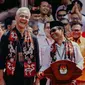 Sama seperti Anies dan Cak Imin, Ganjar dan Mahfud MD juga mengenakan kain selendang yang disematkan di pundak dengan motif wastra Indonesia. Keduanya juga mengenakan lanyard coklat. [@ganjar_pranowo]