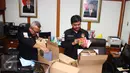 Komisioner KPU Arief Budiman (kiri) dibantu komisioner Sigit Pamungkas mengemasi barang-barang pribadi di ruang kerjanya di Kantor KPU, Jakarta, Senin (10/4). Hari ini merupakan hari terakhir lima komisioner KPU berkantor. (Liputan6.com/Angga Yuniar)