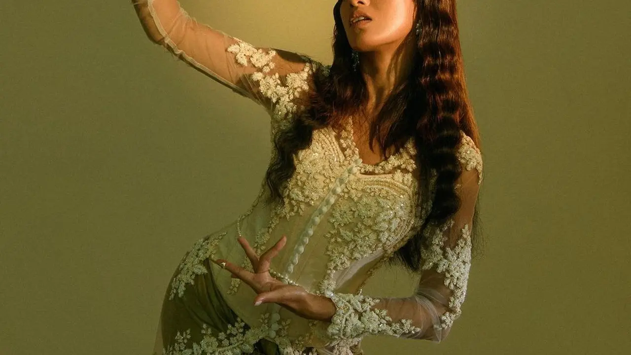 Asmara Abigail Pakai Kebaya