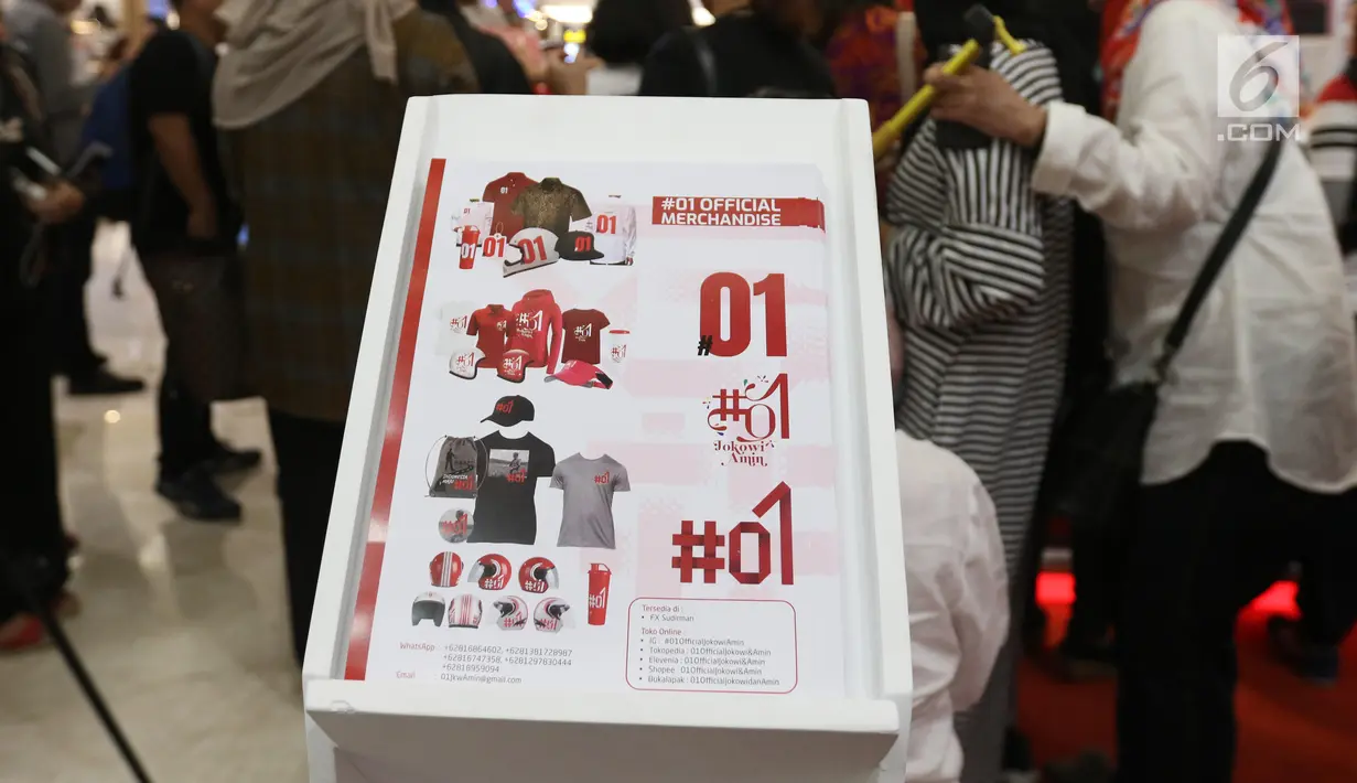 Official merchandise pasangan calon (paslon) 01 Jokowi-Ma'ruf Amin yang baru diluncurkan di FX Sudirman, Jumat (25/1). Berbagai merchandise ditawarkan ke masyarakat, mulai pakaian hingga helm yang bertemakan Jokowi-Ma'ruf. (Liputan6.com/Angga Yuniar)
