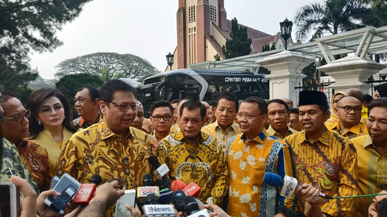 Ketua Umum Partai Golkar Airlangga Hartarto bersama sejumlah Ketua DPD I. (Liputan6.com/Lizsa Egeham)