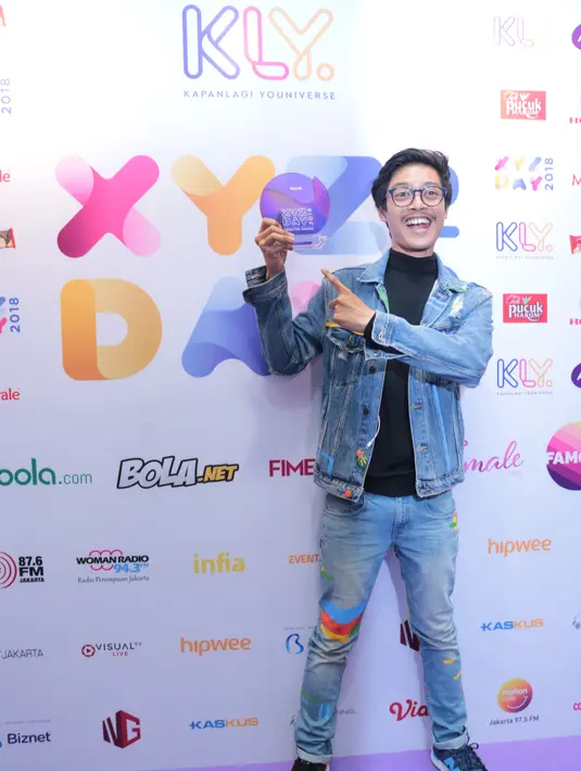 Pria berkaca mata ini mempersembahkan piala yang didapat untuk para kreator-kreator Tanah Air. (Adrian Putra/Bintang.com)