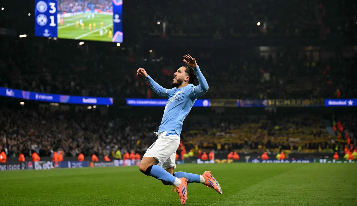 Di masa tambahan waktu atau menit ke-90+1, Rayan Cherki menambah derita Dortmund. Pemain muda Prancis itu memanfaatkan celah di lini belakang lawan dan mencetak gol keempat bagi City. Tampak dalam foto, gelandang Manchester City asal Prancis, Rayan Cherki merayakan golnya dalam pertandingan lanjutan fase liga Liga Champions 2025/2026 antara Manchester City dan Borussia Dortmund di Stadion Etihad, Manchester, Inggris barat laut, pada 5 November 2025 waktu setempat atau Kamis (6/11) dini hari WIB. (Oli SCARFF/AFP)