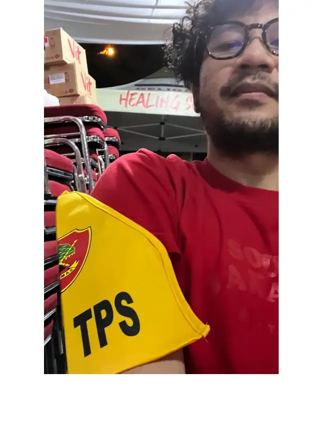 10 Potret Kunto Aji Jadi Petugas Linmas di TPS, Sempat Dikira Gimmick