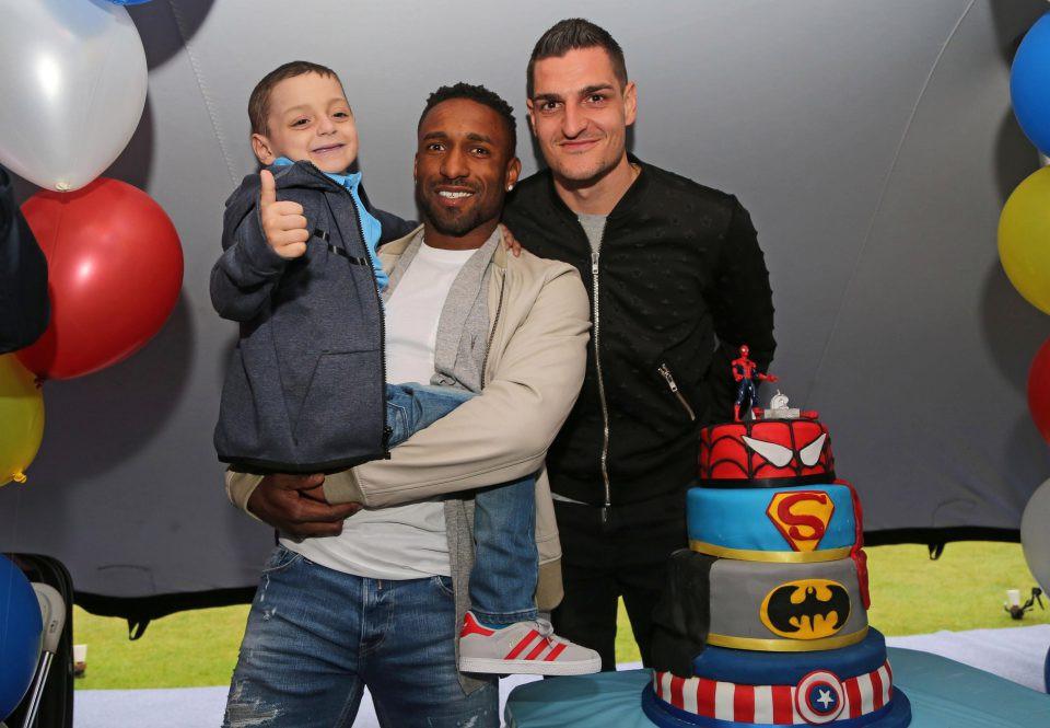 Jermain Defoe dan Vito Mannone bersama Bradley Lowery pada 2016.