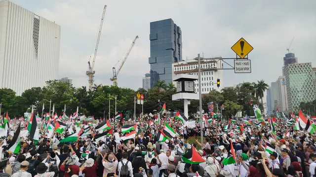 Ribuan orang menggelar Aksi Bela Palestina di Patung Kuda Arjuna Wiwaha, Jakarta Pusat pada Minggu (9/6/2024) dan panitia juga menggalang donasi.