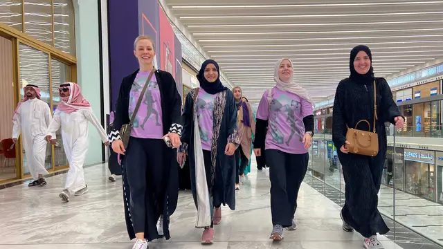 Para perempuan jogging di dalam mal di ibu kota Saudi, Riyadh, pada 15 Oktober 2023.