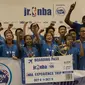 Para pemenang National Training Camp Junior NBA foto bersama di Pluit Village, Jakarta, Minggu (10/9/2017). Sebanyak 16 pebasket terbaik akan diberangkatkan ke China untuk nonton langsung laga NBA. (Bola.com/Vitalis Yogi Trisna)