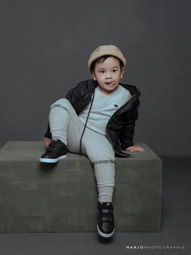 Bak Ibu-Anak, 6 Potret Gaya Kompak Fuji dan Gala Sky Jalani Sesi Pemotretan