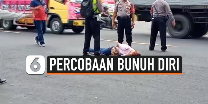 VIDEO: Seorang Pemuda Mencoba Bunuh Diri dengan Tiduran di Jalan