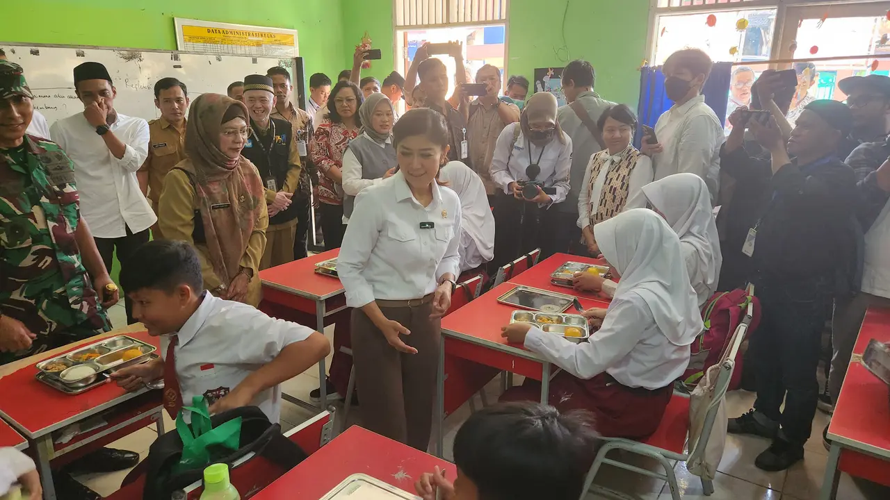 Menteri Komunikasi dan Digital Meutya Hafid meninjau pelaksanaan program Makan Bergizi Gratis (MBG) di SDN Cilangkap 5, Tapos, Depok, Senin (6/1/2025).