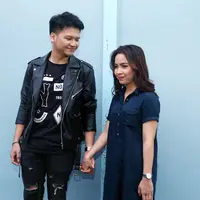 Belum lama ini beredar kabar pacara Ilham SMASH, Nadine Syahria dikabarkan tengah hamil. Pasangan ini akan meresmikan hubungannya pada akhir Desember mendatang. (Nurwahyunan/Bintang.com)