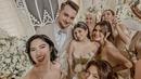 Tampil sebagai bridesmaid bersama dengan rekan artis lainnya, Audi Marissa tampil kompak dengan busana bernuansa gold. Di antaranya, ada Ria Ricis dan Ochi Rosdiana yang selfie bersama dengan pasangan pengantin yang berbahagia, Sarah Keihl dan Kilian Poter. (Liputan6.com/IG/@audimarissa)