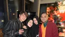 Lesti Kejora hadir mengenakan atasan jaket bikers leather dipadukan kerudung hitam senada dengan dressnya. [@lestikejora]