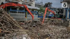 Pekerja kebersihan mengangkat sampah yang menumpuk di pintu air Manggarai, Jakarta, Selasa (22/9/2020). Tingginya curah hujan membuat kiriman sampah menumpuk di pintu air Manggarai. (Liputan6.com/Faizal Fanani)