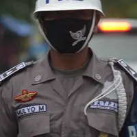 Seorang Satuan Pengamanan (Satpam) terlihat di salah satu perkantoran kawasan Jakarta, Selasa (16/2/2021). Seragam baru berwarna cokelat mirip seragam polisi tersebut untuk memuliakan Satpam dan menjadikan unsur pengamanan menjadi bagian penting dalam suatu aktivitas. (merdeka.com/Imam Buhori)