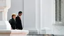 Presiden Joko Widodo (Jokowi) dan Presiden Republik Chile, Michelle Bachelet  berjalan menuju Istana Merdeka, Jakarta, Jumat (12/5). Kedua negara akan mengadakan perbincangan bilateral dan menjadi saksi penandatanganan MoU kedua negara. (Bay ISMOYO/AFP)