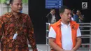 Staf Kemenpora Eko Triyanto (kanan) tiba di Gedung KPK, Jakarta, Rabu (23/1). Diduga, pengajuan dan penyaluran dana hibah dari Kemenpora ke KONI sebagai akal-akalan. (Merdeka.com/Dwi Narwoko)