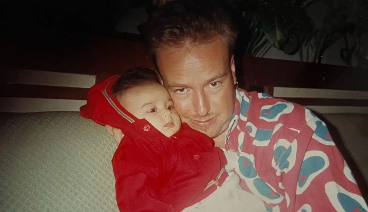 Unggah foto lawas bareng ayah tepat di hari ulang tahun sang ayah, tak sedikit warganet yang tuliskan selamat ulang tahun. Berbeda dengan Yasmine kecil yang lucu dan bikin gemas saat usianya masih beberapa bulan, Yasmine Wildblood dewasa kini makin memesona. Pakai jaket merah yang menutupi tubuh mungilnya, Yasmine kecil bareng ayah tercinta ini ramai komentar gemas netizen. (Liputan6.com/IG/@yaswildblood)