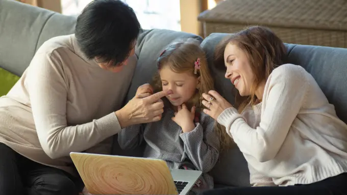 Mengenal Parenting Tap In Tap Out, Cara Efektif untuk Menjaga Harmoni Keluarga (Foto: Freepik/master1305)