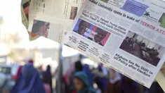 Sebuah surat kabar lokal menampilkan halaman depan pemilihan presiden AS antara Presiden Donald Trump dan penantangnya dari partai Demokrat, Joe Biden di sebuah toko di Kabul, Afghanistan pada Kamis (5/11/2020).  (AP Photo/Rahmat Gul)