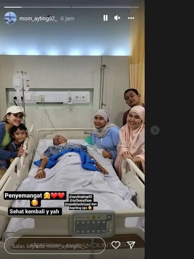 Ayah Ojak saat dijenguk Ayu Ting Ting, Umi Kalsum, Syifa dan suami serta Bilqis. (Instagram @mom_ayting92_)