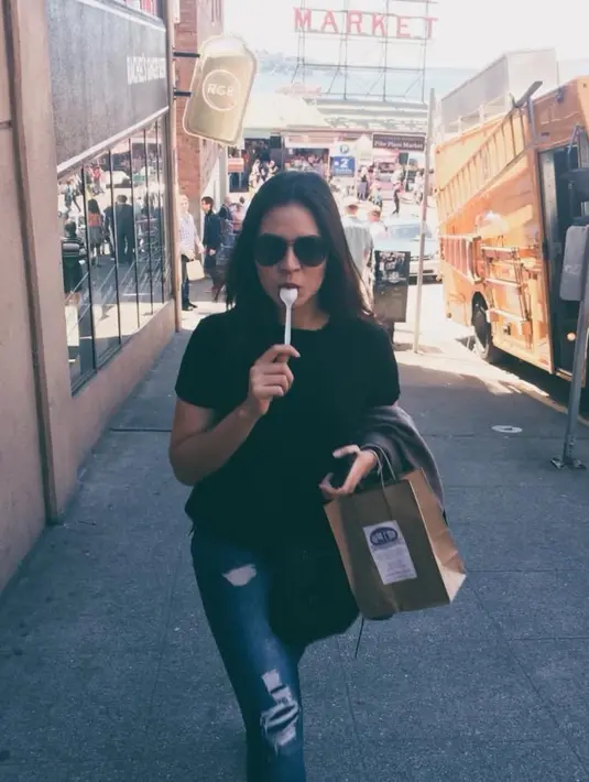 Raisa tampil santai mengenakan atasan hitam lengan pendek dipadukan celana denim ripped panjang yang tren di 2016. Dipadukan kacamata hitamnya. [@raisa6690]