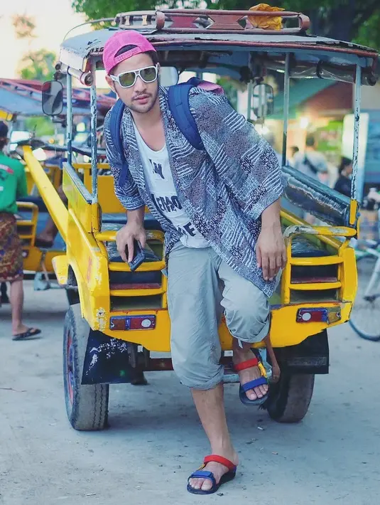 "Dan yang terakhir atau Empat urang nan sabana urang, (Manusia yg sebenarnya Manusia). Jadi mana yg akan kalian pilih? berpegang kepada warisan leluhur kita atau hanya diam menutup mata?," tutup Ammar Zoni. (Instagram/ammarzoni)