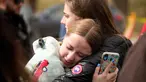 Dua wanita berpelukan setelah penembakan sekolah di East High School, Denver, Colorado, Amerika Serikat, Rabu (22/3/2023). Dua administrator sekolah ditembak di SMA tersebut setelah pistol ditemukan pada seorang siswa yang diperiksa. (AP Photo/David Zalubowski)