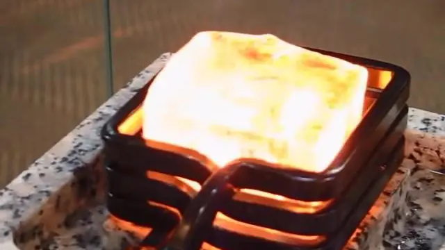 Ajaib, dengan teknologi induksi panas ini, sebongkah es dapat membara tanpa mencair.