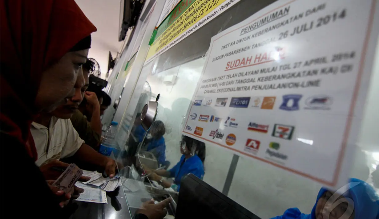 Tiket pemberangkatan kereta api untuk H-8 sampai dengan H-2 Lebaran untuk seluruh jurusan telah habis terjual, Stasiun Senen, Jakarta, Senin (28/4/2014) (Liputan6.com/Faizal Fanani).