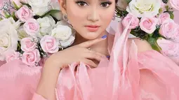 Masih dengan tema serba merah muda dan bunga, gaya Jihan Audy banjir pujian. Makeupnya yang terkesan natural serta rambut disanggul rapi, membuatnya memesona. (Liputan6.com/IG/jihanaudy123_real)