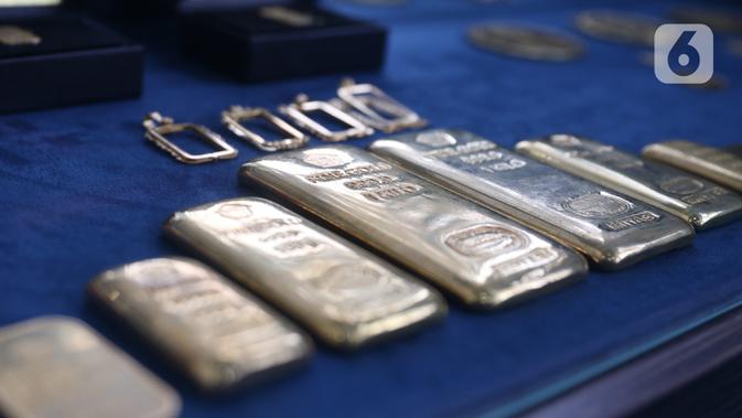 Replika emas logam mulia di Butik Emas LM ANTAM,  Jakarta,Senin (19/10).Harga emas batangan PT Aneka Tambang Tbk (ANTM) atau emas Antam pada perdagangan Senin, 19 Oktober 2020, stabil sejak dua hari lalu. 