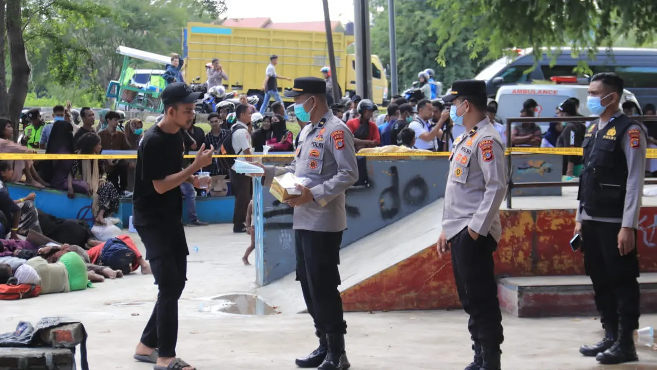 Imigran Rohingya dikumpulkan di kawasan Taman Ratu Safiatuddin Banda Aceh (Sumber foto: Polda Aceh)