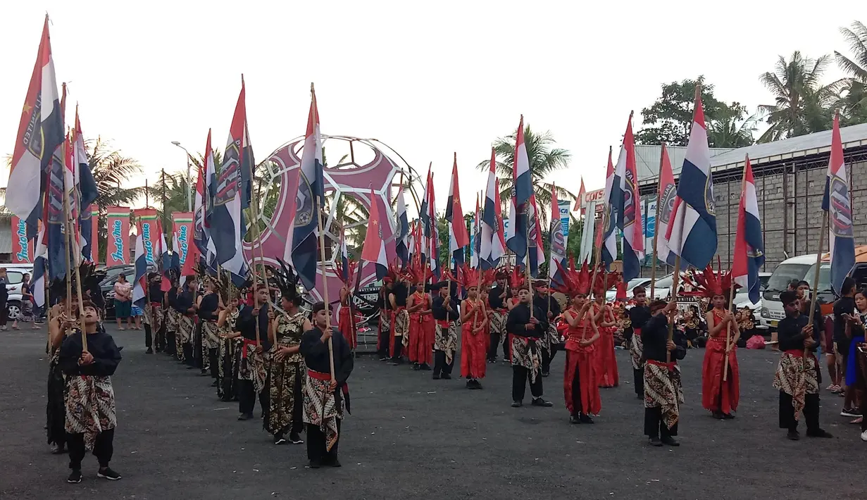 Kemeriahan parade budaya yang diadakan oleh Bali United di sepanjang Jalan By Pass Dharma Giri menuju Stadion Kapten I Wayan Dipta, Bali, Senin (23/12). Parade budaya diadakan untuk merayakan gelar juara Bali United. (Bola.com/Aditya Wany)