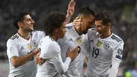 Para pemain Jerman merayakan gol ke gawang Azerbaijan pada Kualifikasi Piala Dunia 2018 di Kaiserslautern, Minggu (8/10/2017). (AFP/Marijan Murat)