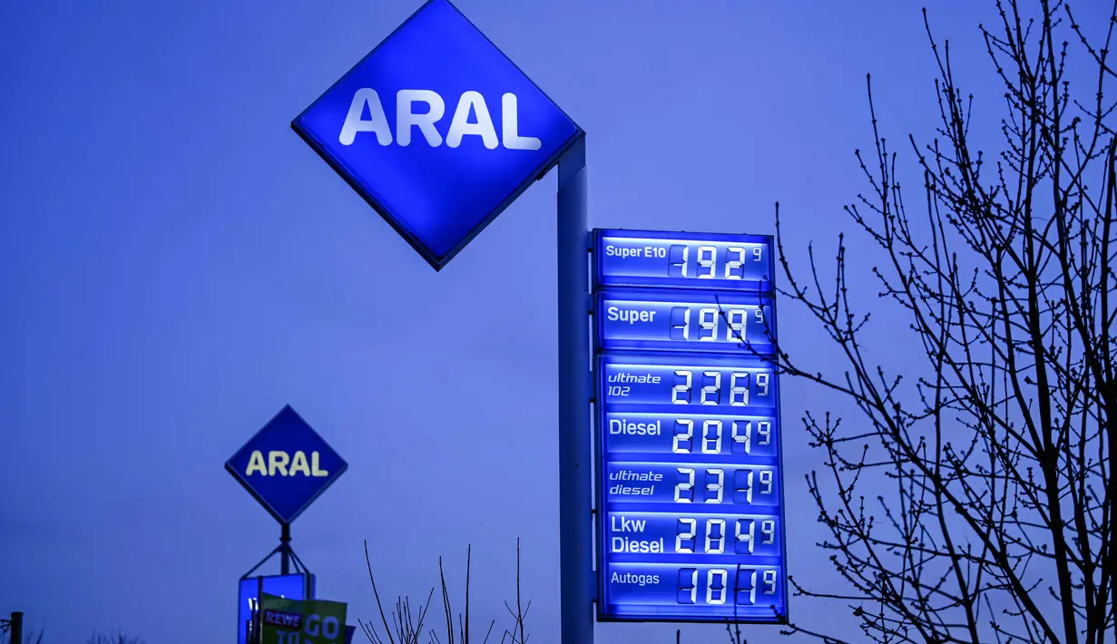 Sebagai informasi, sekitar 20 persen (seperlima) dari total pasokan minyak mentah dan gas alam cair (LNG) dunia melewati selat ini setiap harinya. Tampak foto yang menunjukkan tampilan harga BBM di Stasiun Pengisian Bahan Bakar Umum (SPBU) Aral di Bochum, Jerman, pada Rabu 4 Maret 2026. (Ina FASSBENDER/AFP)
