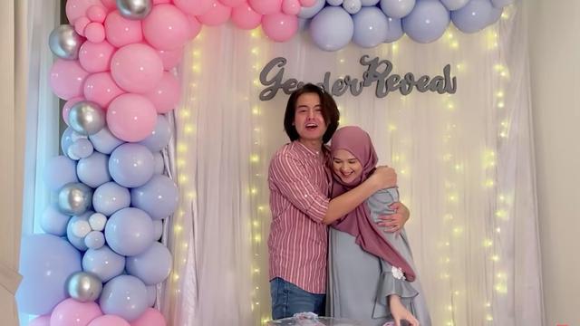 Cut Meyriska dan Roger Danuarta Umumkan Jenis Kelamin Calon Anak Kedua