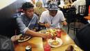 Para penggawa Garuda Muda bersantai sejenak usai melaksanakan ibadah salat Jumat di Masjid Sultan, Bugis, Singapura (5/6/2015). Zulfiandi (kiri) dan M Abduh Lestahulu bersantap siang di daerah Bugis, Singapura. (Liputan6.com/Helmi Fithriansyah)